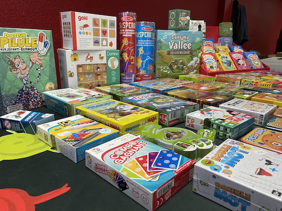 Jeux de société disposés sur une table