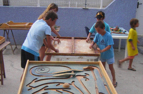 Enfants jouant à des jeux en bois