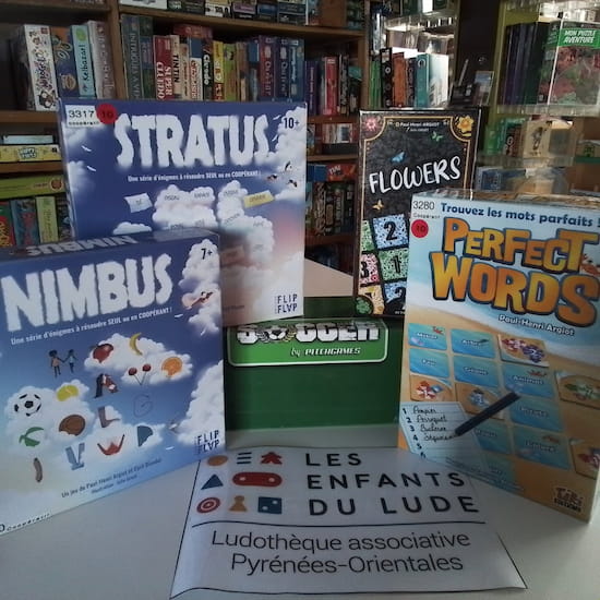 Table avec plusieurs jeux de société posés dessus