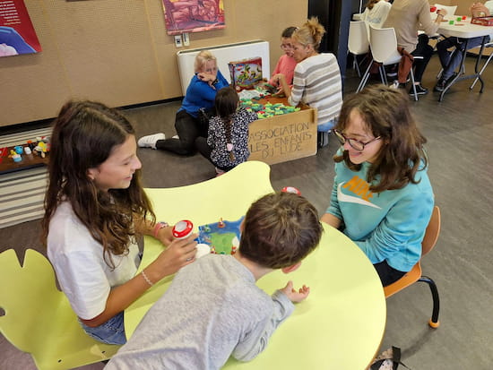 Enfants jouant à des jeux de société à une table